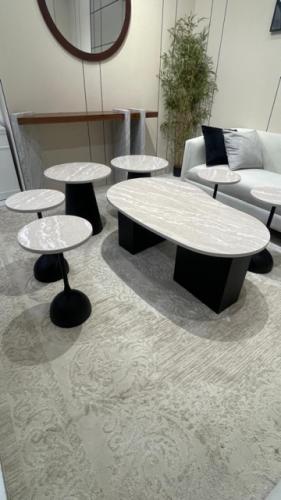 طقم طاولات حبه كبيره و ٤ خدمه و حبتين زوايا