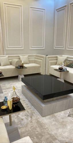 طقم طاولات ضيافه حبه كبيره و 4خده