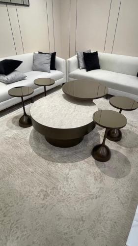 طقم طاولات حبتين كبيره و ٤ خدمه