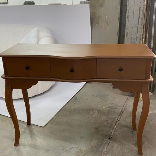 طاوله كنسول لون بني سطح خشب قواعد خشب سويدي