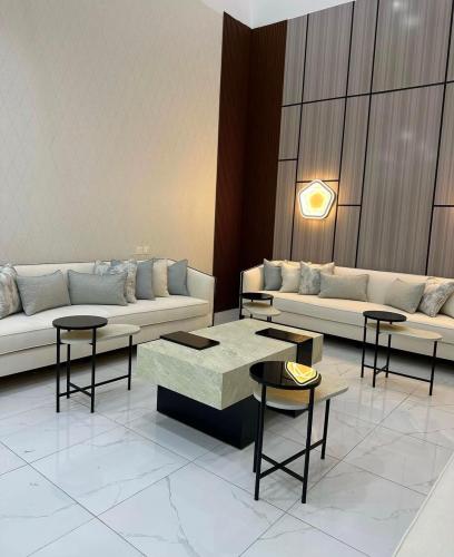 طقم طاولات حبه كبيره و ٤ خدمه