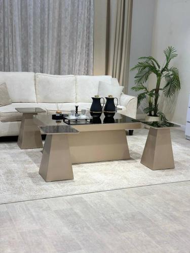 طقم طاولات كنب مع4طاولات خدمه لون شمباني