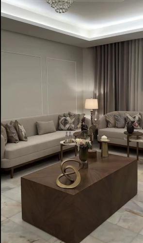 طاوله ضيافه ‏تلبيسه قشره الجوز مع اربع طاولات خدمه