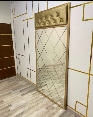 مرايا مع علاق ملابس
