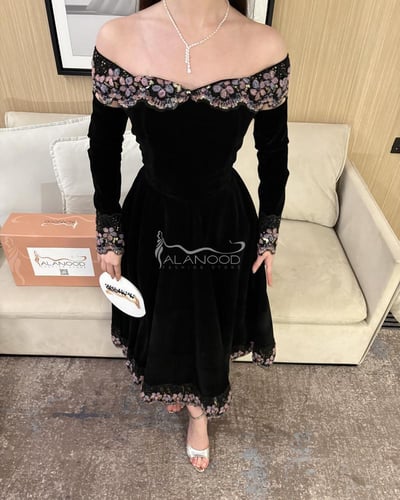فستان سهرة أسود مزخرف بأكمام مزينة بالزهور