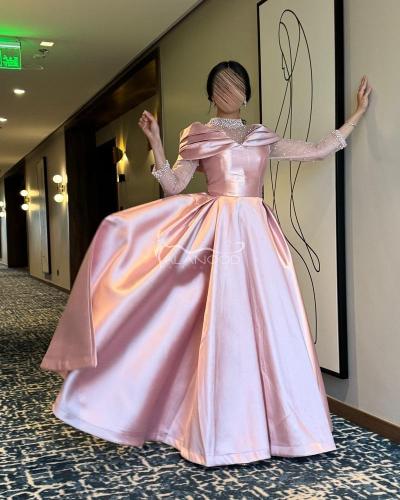 فستان سهرة وردي لامع بتصميم أنيق