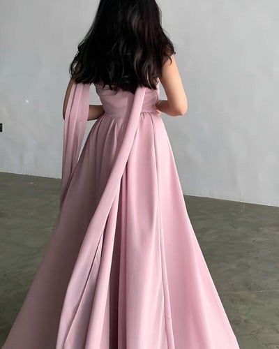 فستان أنيق بشال ناعم بتصميم عصري