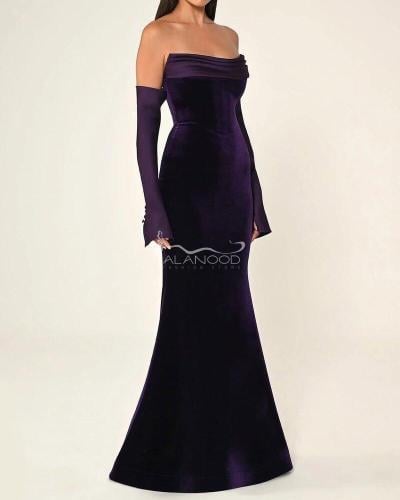 فستان مخمل ناعم موف غامق بأكتاف مكشوفة بتصميم أنيق