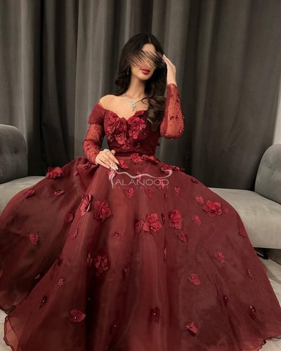 فستان سهرة عودي مطرز بزهور فاخرة