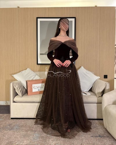 فستان سهرة مخملي بتصميم أنيق ولمسة فاخرة