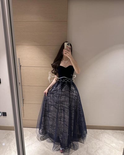 فستان مخمل مع تل لامع كلوش