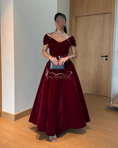 فستان مخمل بلون عودي مطرز بأكتاف مكشوفة