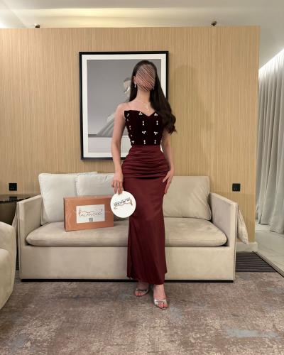 فستان سهرة بلون عودي مخمل مطرز بأكتاف مكشوفة