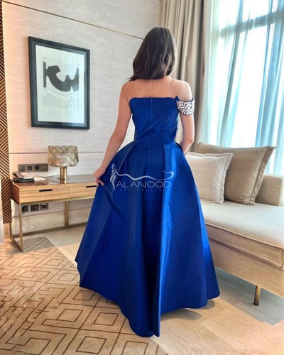 فستان أزرق مزين بتطريزات من الكريستال اللامع