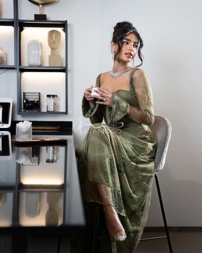 فستان زمرد اخضر بفصوص كرستال بتصميم أنيق