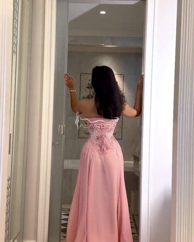 فستان وردي شك من الخصر انيق