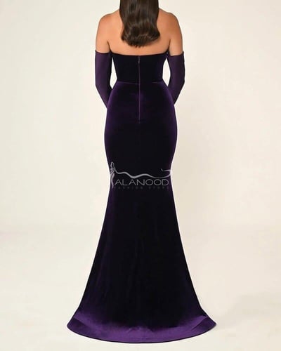 فستان مخمل ناعم موف غامق بأكتاف مكشوفة بتصميم أنيق