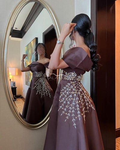 فستان سهرة بني كلوش طويل مطرز ذهبي فاخر