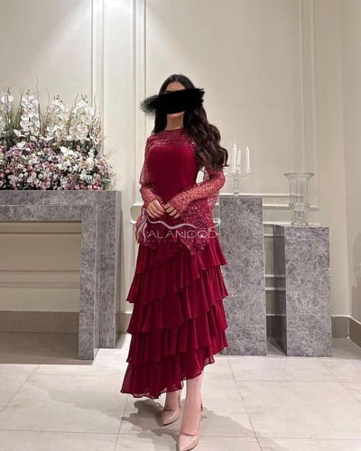 فستان ناعم بلون عنابي اكمام واسعه بكلفة راقية