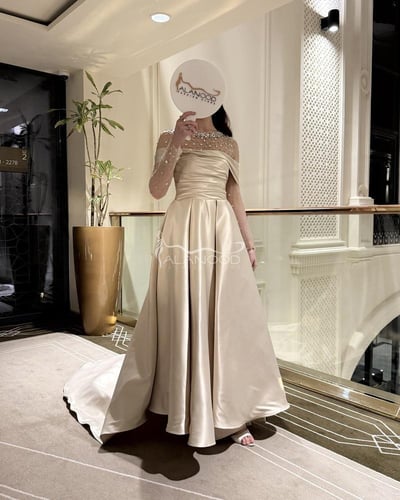 فستان مناسبات مرصع كرستال فخم بتصميم أنيق