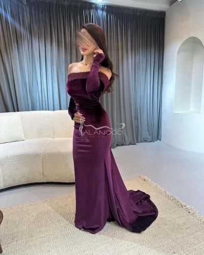 فستان مخمل ناعم عنابي بأكتاف مكشوفة