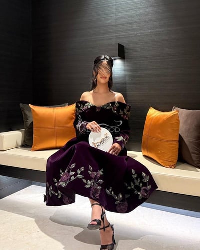 فستان مخمل مطرز بكلفة مشجرة شك