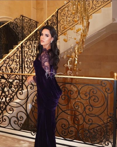 فستان رزان مخملي أنيق بلون بيذنجاني غامق بتصميم فا...
