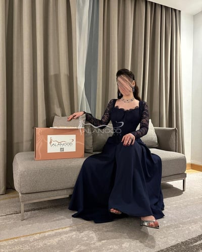 فستان دانتيل باللون البني و اللون الكحلي بتصميم أن...