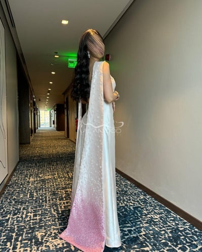 فستان سهرة بيج مطرز بتصميم عصري مع تفاصيل متدرجة