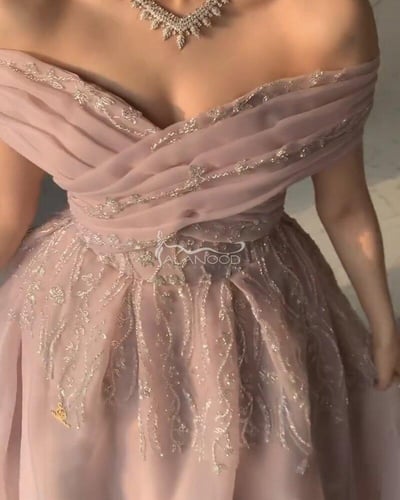 فستان ملكة راقي مطرز يدوي فاخر بلون لحمي فاتح