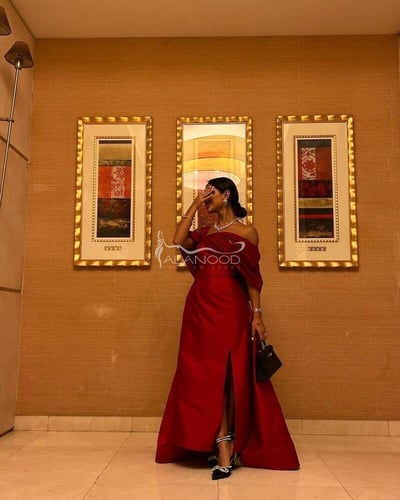 فستان سهره احمر بتصميم أنيق وراقي