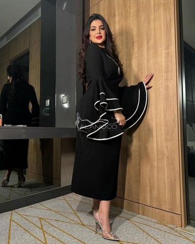 فستان ابيض و اسود للعيد باكمام واسعة بتصميم فريد