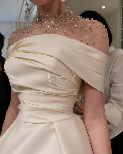 فستان مناسبات مرصع باللولو فخم بتصميم أنيق