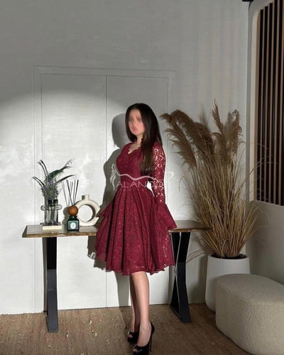 فستان دانتيل قصير بلون عنابي للعيد تصميم أنيق