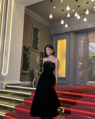 فستان مخمل أنيق بتصميم عصري فخم