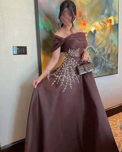 فستان سهرة بني كلوش طويل مطرز ذهبي فاخر