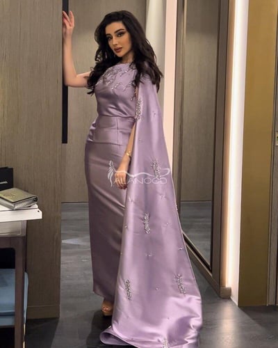 فستان سهرة موف فاتح مع شال مطرز كرستال أنيق