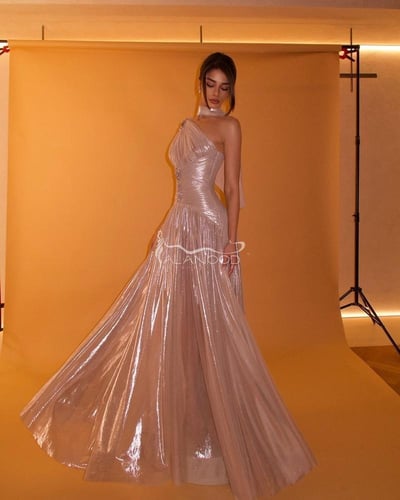 فستان سهرة لامع وأنيق