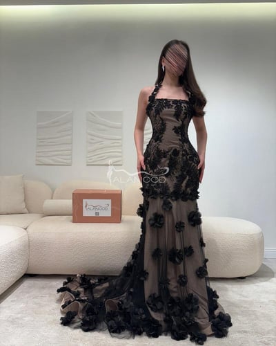 فستان سهرة اسود أنيق بكلفة الورود البارزة بتصميم ف...