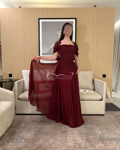 فستان سهرة عودي طويل بتصميم أنيق ومجسم مميز