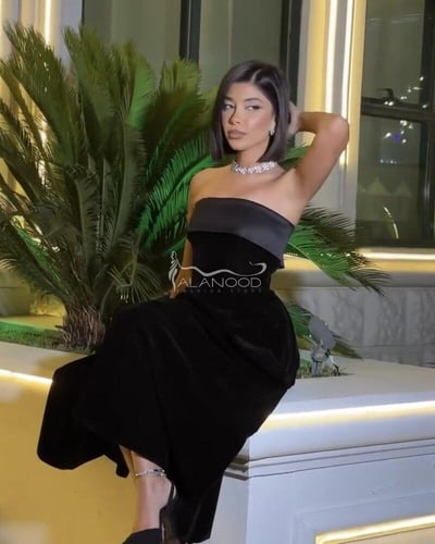 فستان مخمل أنيق بتصميم عصري فخم