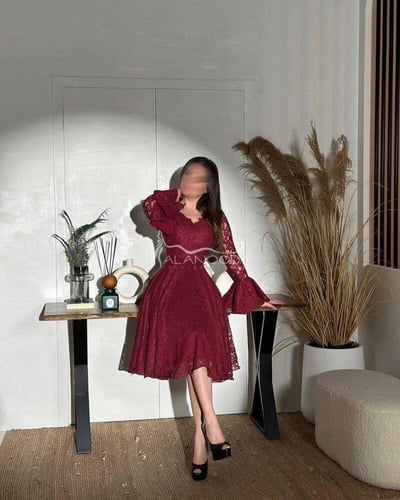 فستان دانتيل قصير بلون عنابي للعيد تصميم أنيق