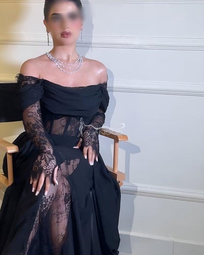 فستان اسود دانتيل بخامة شيفون بتصميم أنيق