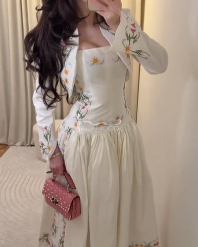 فستان سكري انيق بكلفة زهور فريد بتصميم ساحر