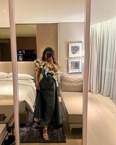 فستان سهرة زيتي بتصميم عصري أنيق مع تفاصيل فاخرة