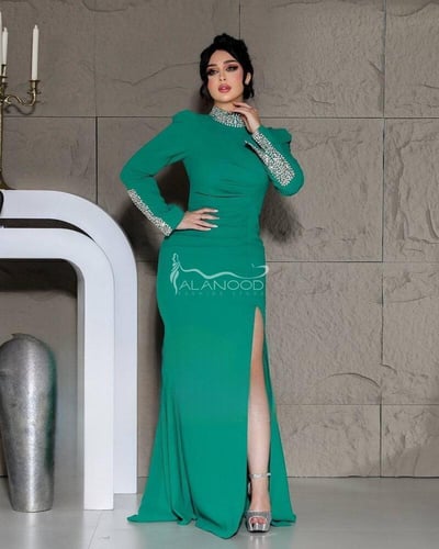 فستان ماسك طويل باكمام مطرز كرستال أنيق