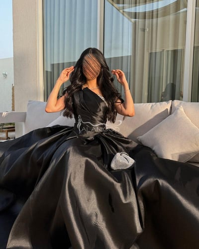 فستان سهرة أسود مطرز بأكمام منفصلة فاخرة