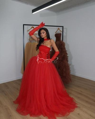 فستان سهرة أحمر بتصميم فخم ومميز