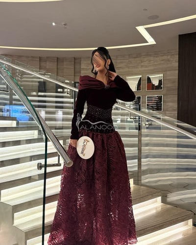فستان سهرة عنابي مخملي بتصميم ملكي