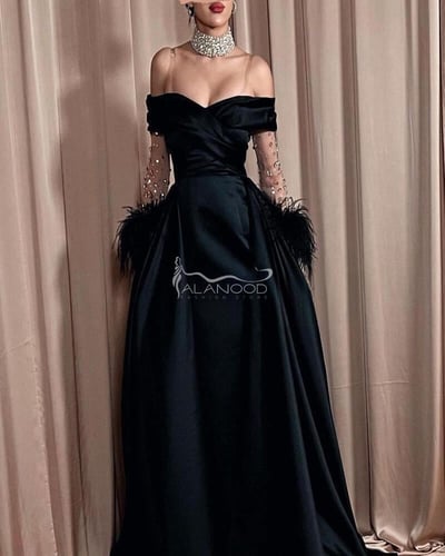 فستان سهره فخم مميز بأكمام مرصعه بالكريستال والريش